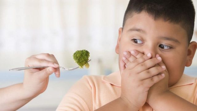 كيف تتعاملين مع السمنة لدى الأطفال؟