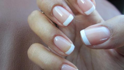 اكتشفي طريقة تطبيق المناكير الفرنسي بالخطوات