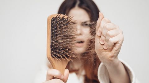 عادات يومية للتخفيف من تساقط الشعر