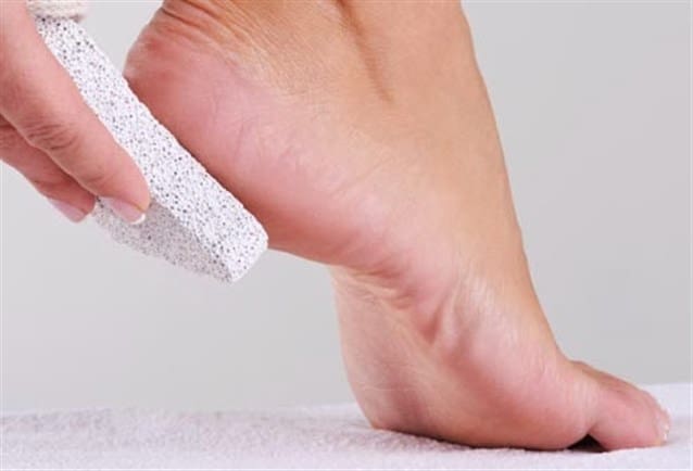 جربي القهوة والألوفيرا لتنعيم القدمين