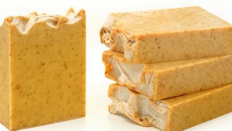 حضري صابون الكركم وحليب اللوز لتفتيح البشرة