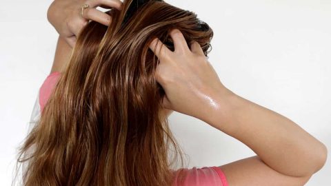 عالجي تساقط الشعر بخلطة زيت الزيتون والقرنفل