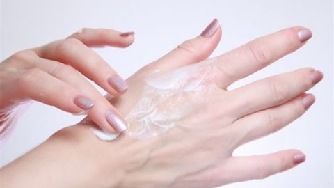 عالجي تشققات اليدين هذا الشتاء بهذه الخلطات