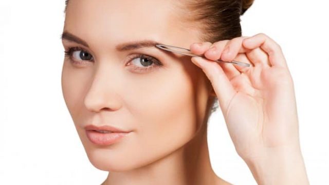 خطوات أساسية عليك تطبيقها قبل استخدام ملقط الحواجب