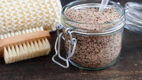 اصنعي بنفسك مقشرات السكر البني للبشرة