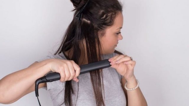 أبرز الأخطاء الشائعة عند استخدام مكواة الشعر