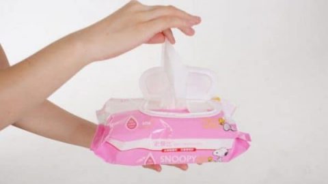 هذه الأسباب تمنعك من استخدام المناديل المبللة على البشرة!