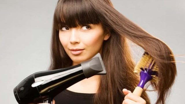هذه هي الأسباب التي تجعل شعرك جاف وتالف