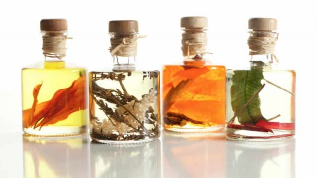 اكتشفي خلطات الزيوت العطرية لعلاج مشاكل البشرة والشعر