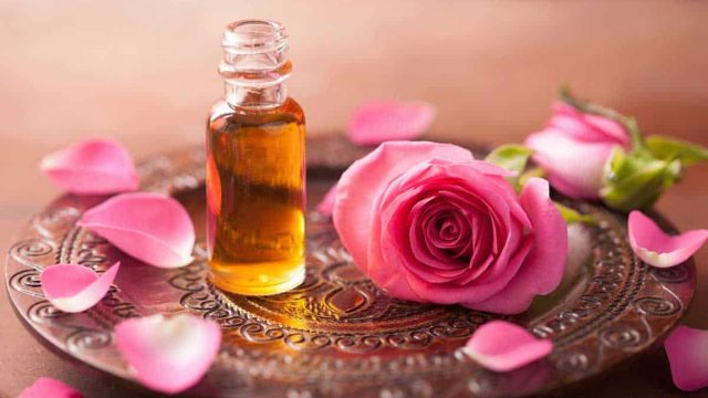 إليك طريقة استخدام زيت الورد للتفتيح والعناية بالبشرة