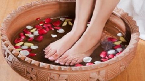 وصفات منزلية للعناية برائحة القدمين