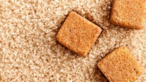 مقشرات طبيعية من السكر البني للبشرة