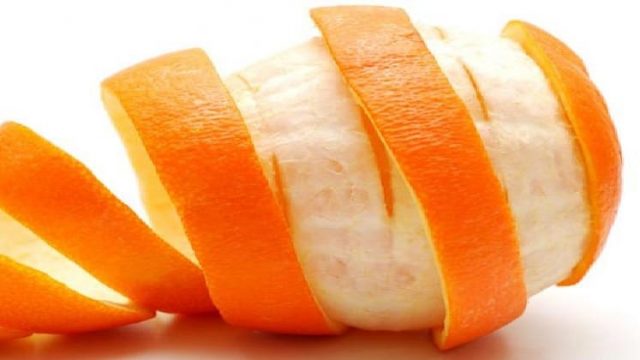 لا ترمي قشور الموز والبرتقال بعد اليوم