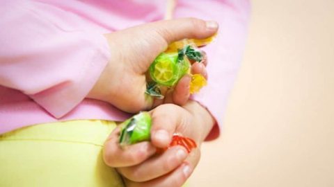 نصائح للتعامل مع عادة السرقة عند الأطفال