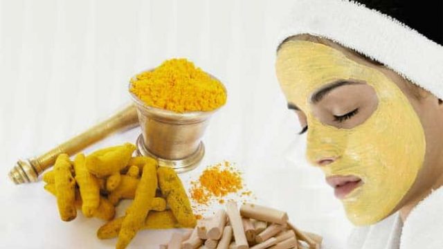 أقنعة الكركم للقضاء على ندوب حب الشباب