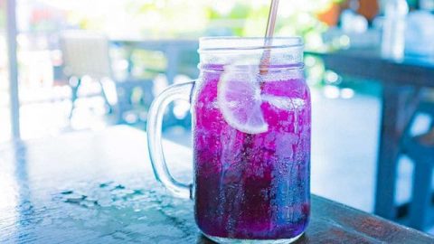 دللي أطفالك وجهزي العصير البنفسجي بالأناناس