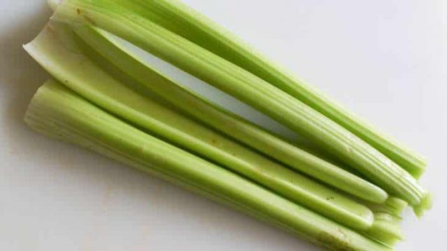 هذه الأسباب ستجعلك تتناولين الكرفس يوميًا