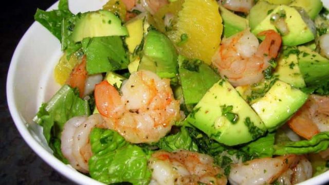 تعلمي طريقة تحضير سلطة الأفوكادو والجمبري للريجيم