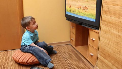 احذري مخاطر الإفراط في مشاهدة التلفاز على أطفالك