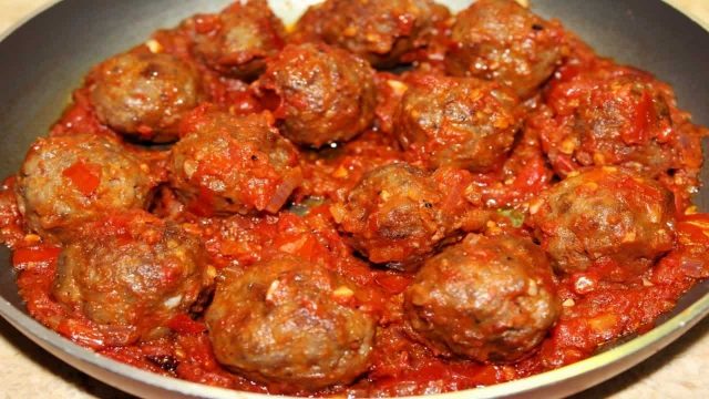 3 مكونات لتجهيز كفتة بالصلصة الحمراء