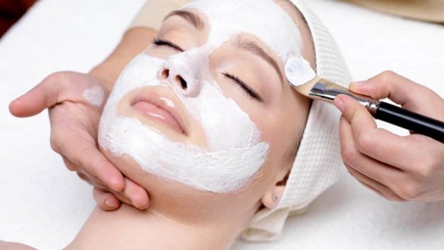 أقنعة طبيعية تمنحك بشرة مشرقة.. جربيها