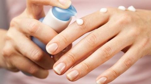 تخلصي من اسوداد مفاصل الأصابع بهذه الخلطات