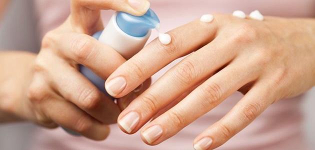 تخلصي من اسوداد مفاصل الأصابع بهذه الخلطات