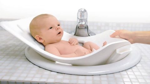 إليك أهم الخطوات الضرورية عند تحميم الطفل الرضيع