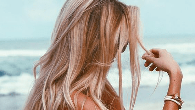 إليك هذه الطرق الطبيعية لتفتيح لون الشعر في المنزل