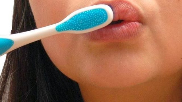 حيل بسيطة تمنحك شفاه ممتلئة.. اكتشفيها!