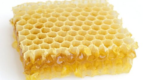 تعرفي على فوائد شمع العسل للبشرة