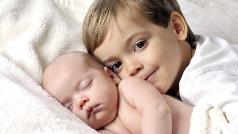 نصائح للتعامل مع غيرة الطفل من المولود الجديد
