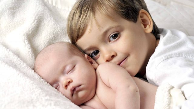 نصائح للتعامل مع غيرة الطفل من المولود الجديد