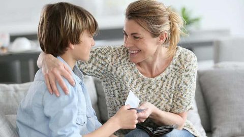 اكتشفي فوائد لوحة المكافآت للأطفال