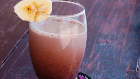 طريقة بسيطة لتجهيز ميلك شيك الموز والشوكولاته