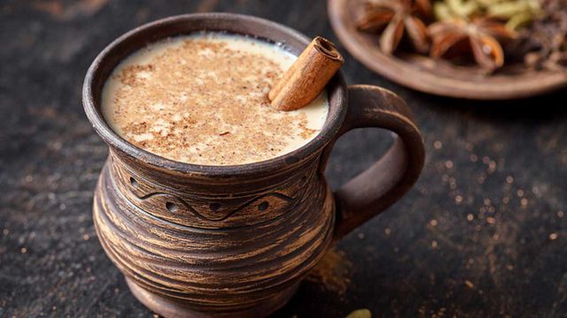 طريقة تجهيز شاي القرفة بالحليب