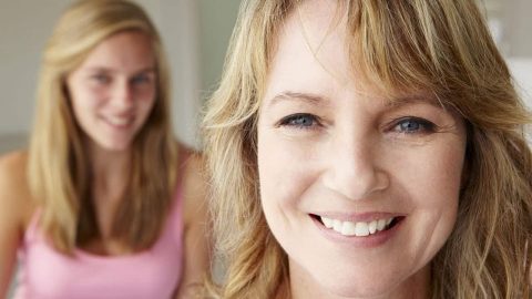 قواعد مكافحة الشيخوخة : أفضل هدية يمكن أن تقدميها لوالدتك في أي وقت