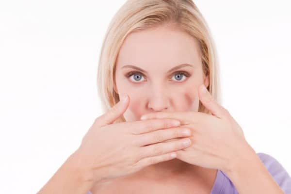 كيف تتخلصين من رائحة الفم الكريهة بشكل نهائي؟