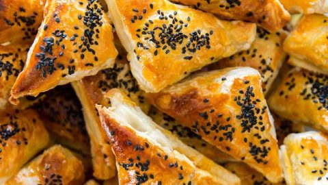 أقراص البف الباستري بالجبن والزعتر