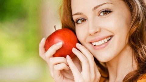 جربي أقنعة التفاح لبشرة مشرقة في شهر رمضان