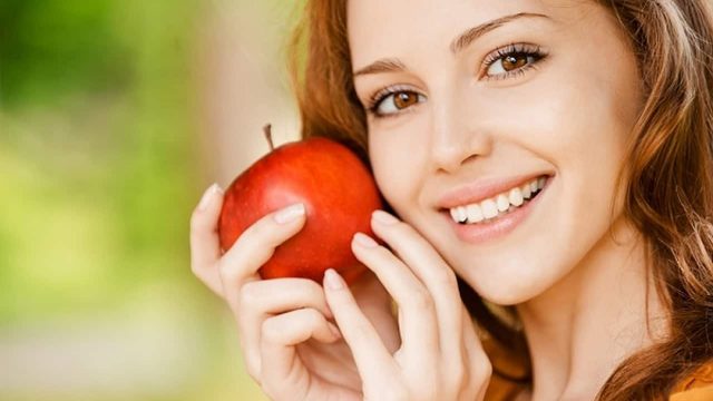 جربي أقنعة التفاح لبشرة مشرقة في شهر رمضان