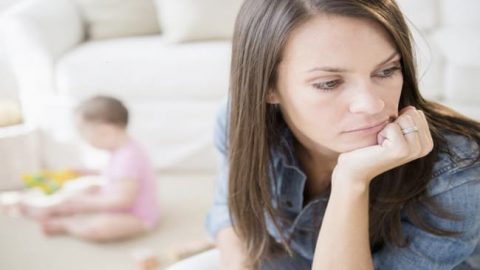 أعراض اكتئاب ما بعد الولادة وطريقة علاجه