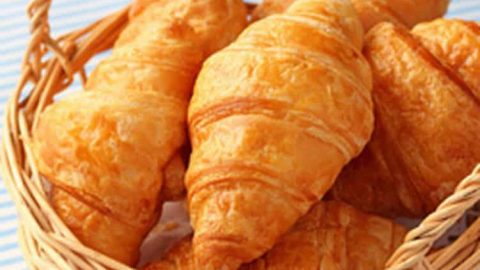 طريقة بسيطة لتجهيز الكرواسون بالجبن في المنزل