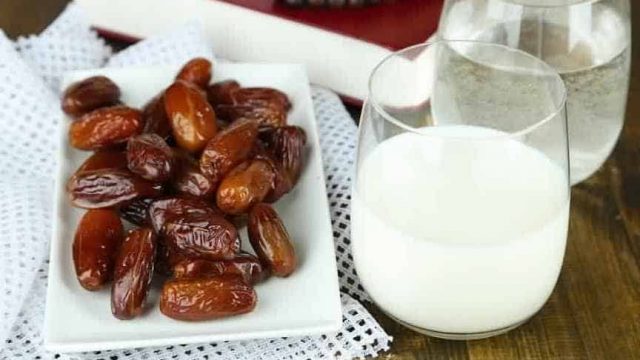 اكتشفي فوائد وجبة اللبن والتمر في شهر الصيام