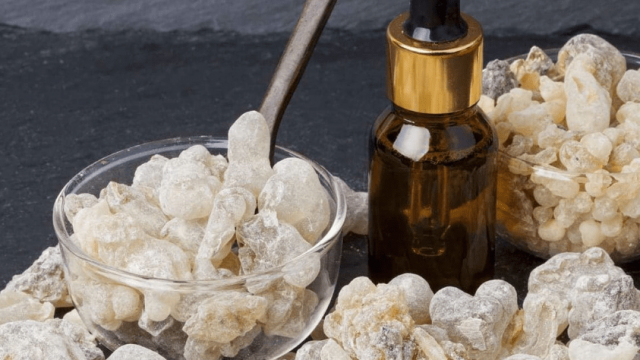 اكتشفي أقنعة زيت اللبان الذكر وفوائده للبشرة