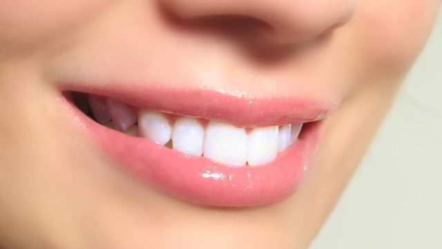 احصلي على شفاه وردية بهذه الخلطات الطبيعية