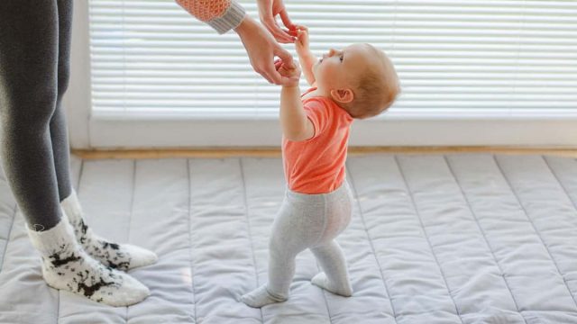 اعتقادات خاطئة حول تأخر مشي الطفل في عامه الأول