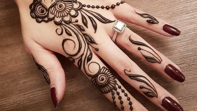 بالصور: أجمل نقوش الحناء لليدين والأظافر لعيد 2018