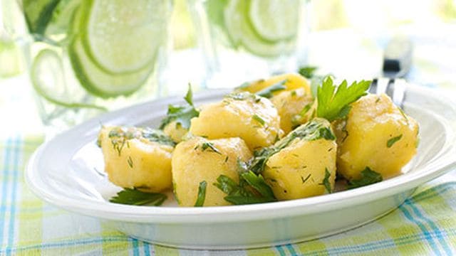 خطوات تجهيز سلطة البطاطس بالبقدونس