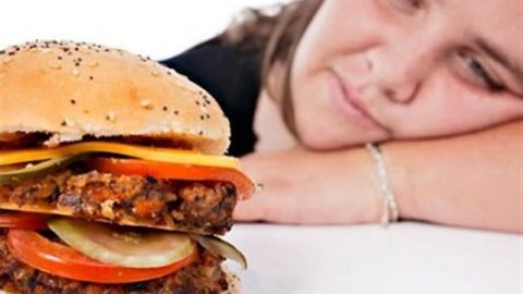 دراسة أمريكية : الأرق يزيد من تناول الوجبات السريعة